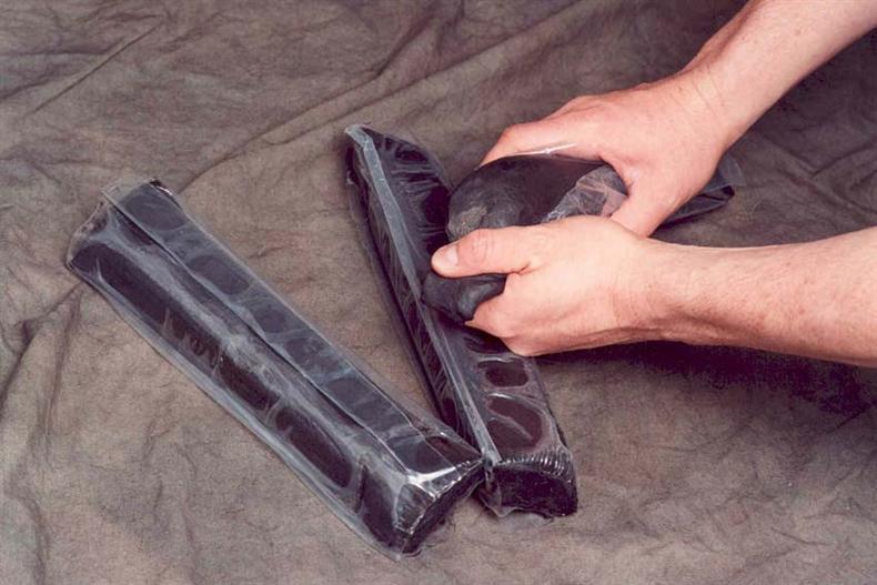 Abdichtungspaste - schwarz - Klumpen 1kg, nicht verhärtend