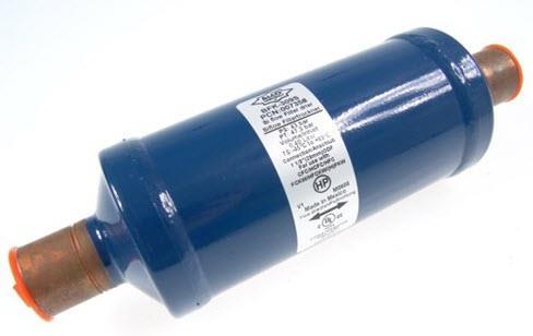 Kraftstoffilter, Autoteil, blauer Zylinder, orange Enden, Aufkleberetikett