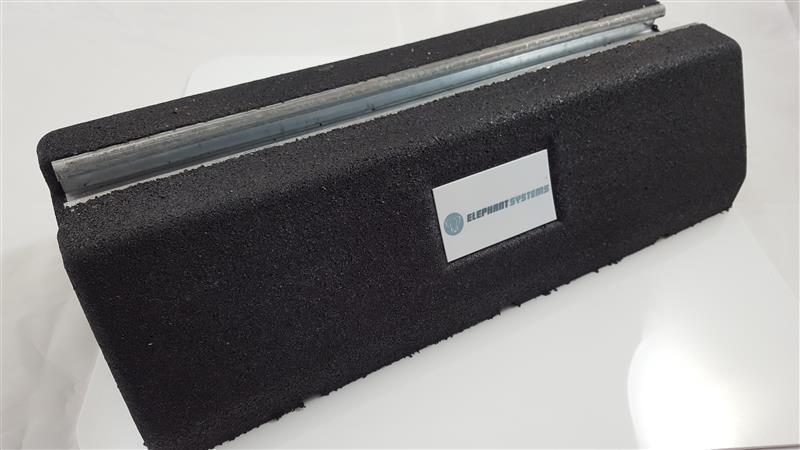 Bodenkonsole 600x180x95 mm, Traglast 450 kg pro Fuß, schwarzes Gummi, inkl. 2 Befestigungssätze