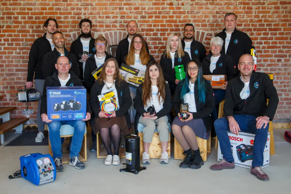 Das Team der H+H Kältetechnik mit Produkten aus dem Sortiment